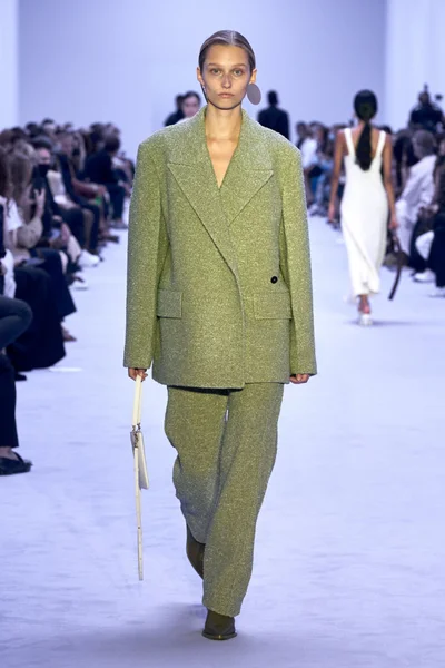 Look 10